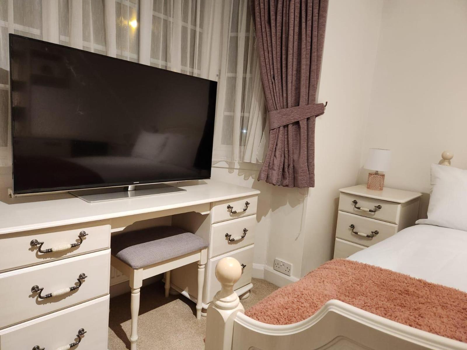 D Elmdon Homestay Shared 4 Bedrooms Бирмингем Экстерьер фото