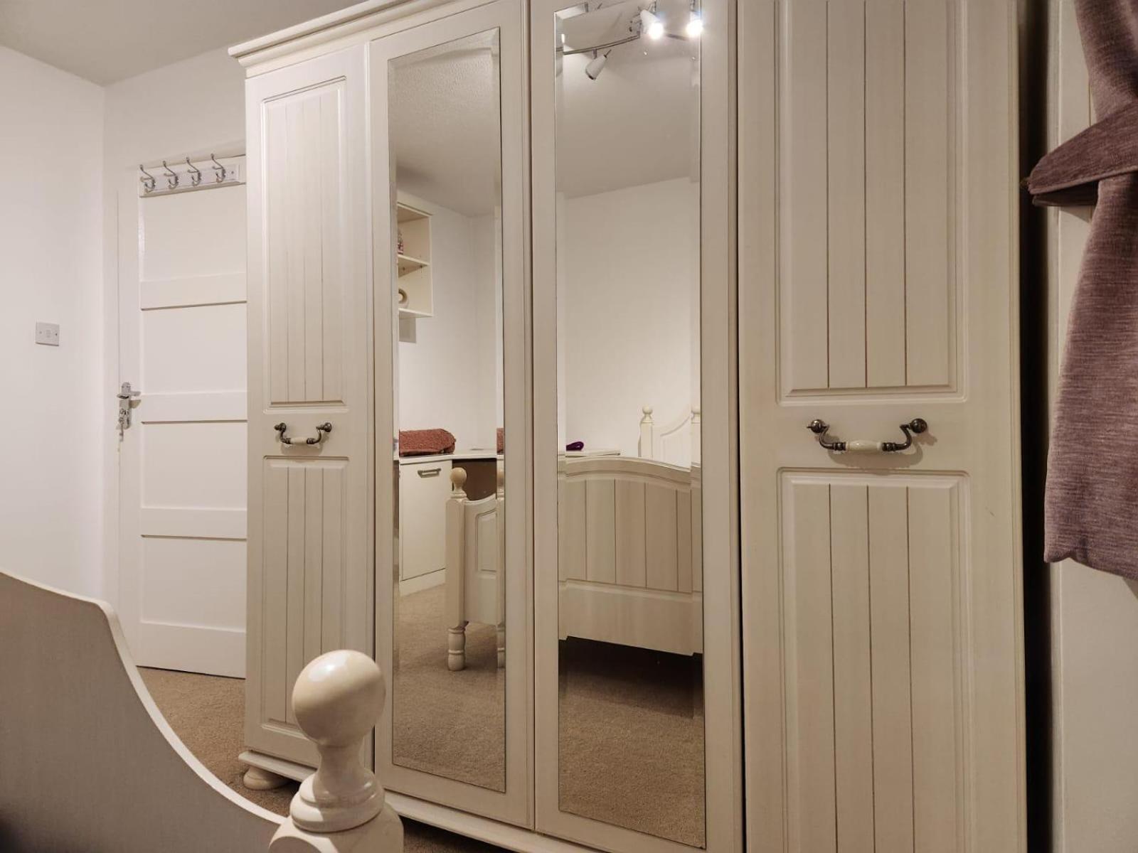D Elmdon Homestay Shared 4 Bedrooms Бирмингем Экстерьер фото