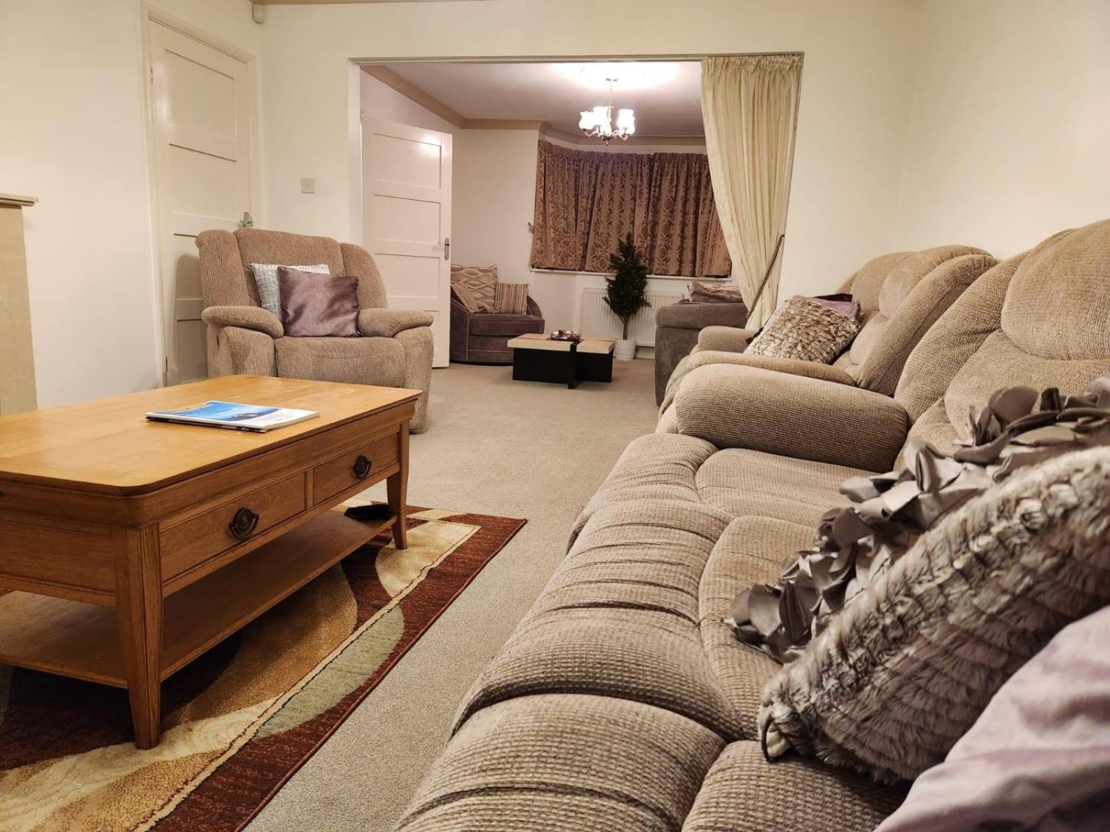 D Elmdon Homestay Shared 4 Bedrooms Бирмингем Экстерьер фото